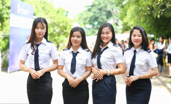 Nữ sinh trong bộ đồng phục Học viện Hàng Không