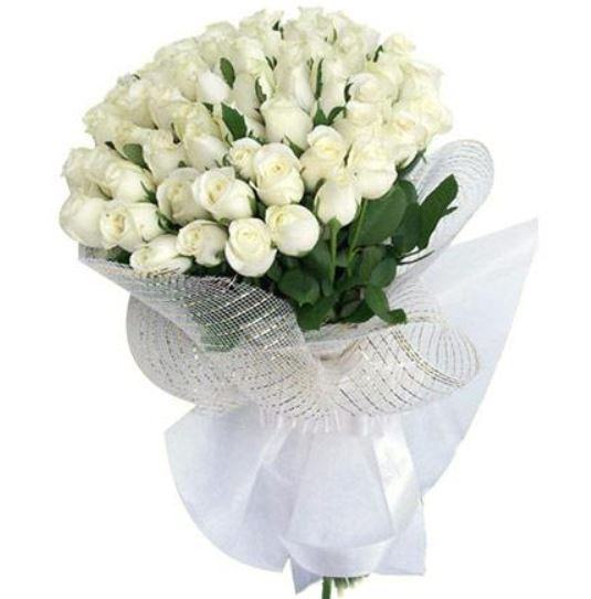 Hình ảnh bó hoa hồng trắng đẹp tự nhiên