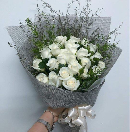Hình ảnh bó hoa hồng trắng làm quà tặng