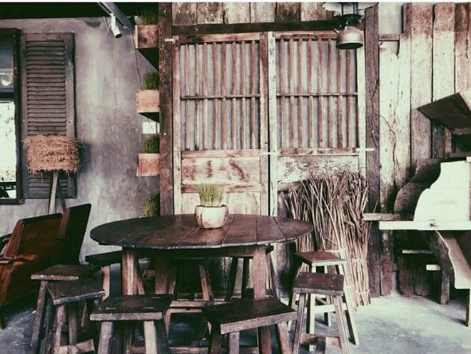 Quán cafe Năm mười mười lăm với khung cảnh cổ xưa